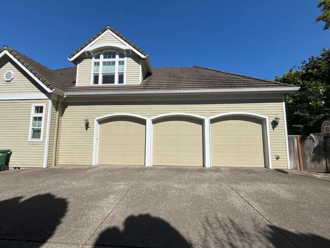 Building Photo - Elegant 4-Bedroom Luxury Home with Panoram...
