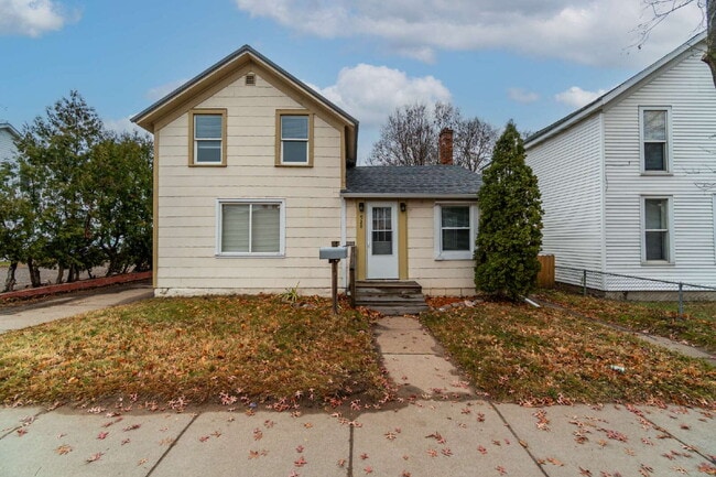 Building Photo - Updated 3-Bedroom Townhouse-Style Duplex with Modern Kitchen & Bath – Pets Welcome!