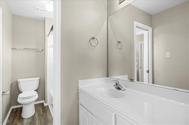 Building Photo - 2225 Speidel Dr