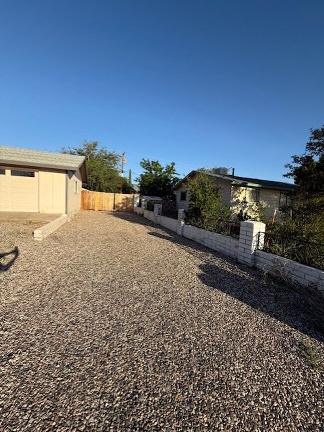 Building Photo - Wonderful Home 3 bed 1 bath with a Great Yard