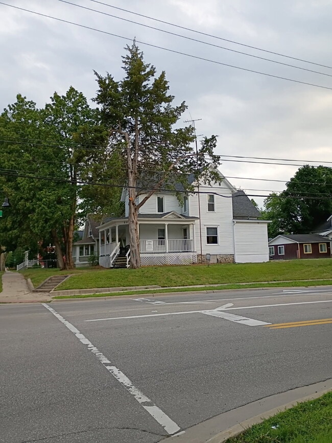 Building Photo - 802 S Washington St