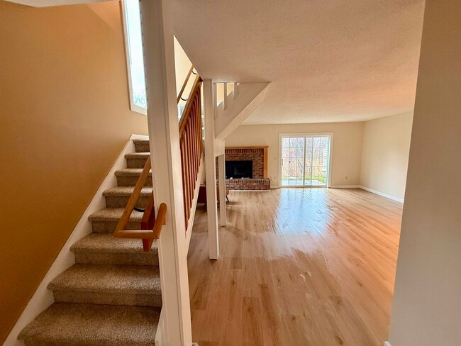 Building Photo - L4 Stonehedge Dr