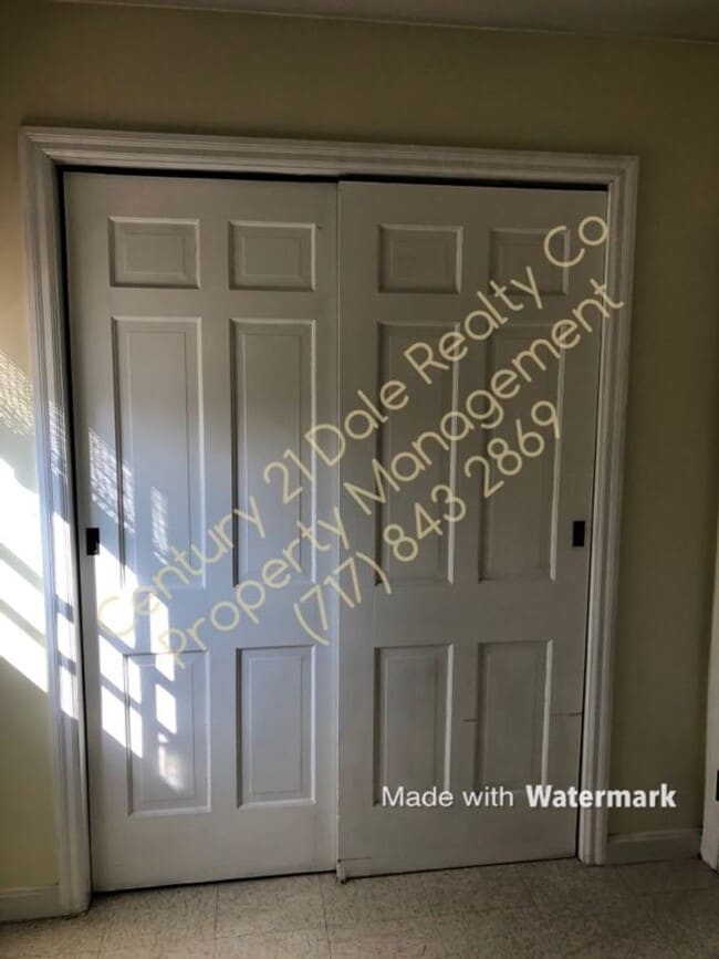 Building Photo - Very Large 3 BR House in North Eastern School District