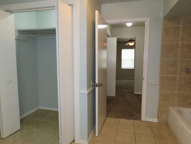 Building Photo - Charming 3 Bedroom, 2 Bath Home w/Den!