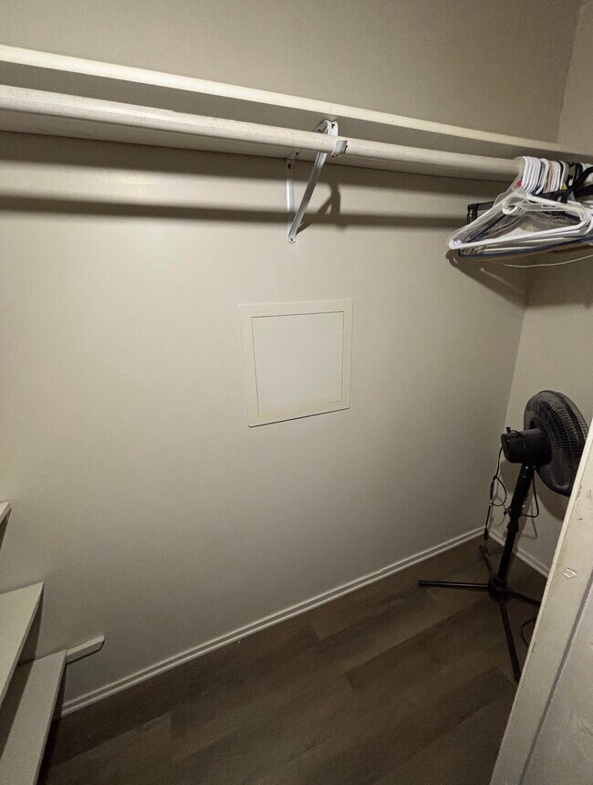 Building Photo - 928 Main St