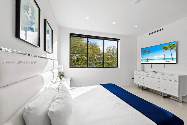 Building Photo - 2572 NE 182nd Terrace