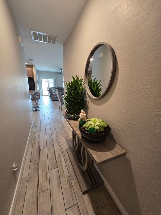 Building Photo - 3 Bedroom, 2 Bath Available Plus a Den!!! ...