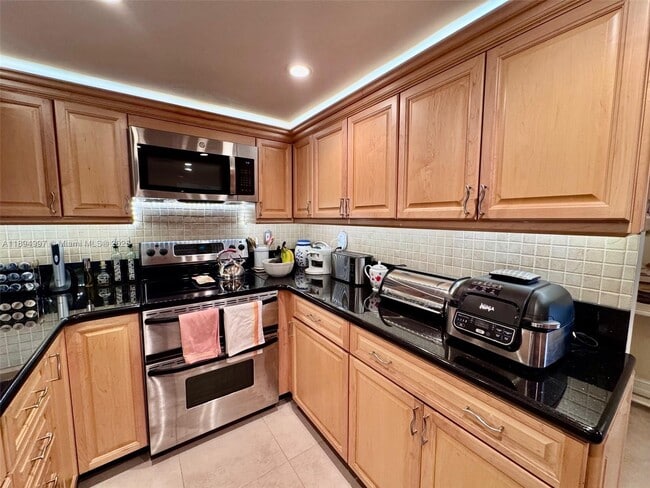 Building Photo - 6061 Collins Ave