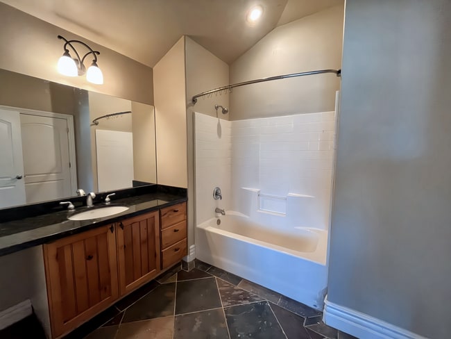 Building Photo - Beautiful 5 Bedroom 4 Bathroom House in Ga...