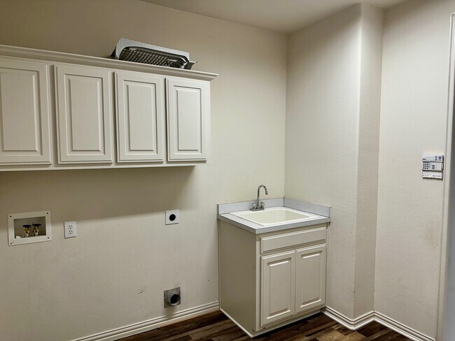 Building Photo - 928 Falcon Dr