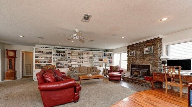 Building Photo - 410 N Oliver Ave