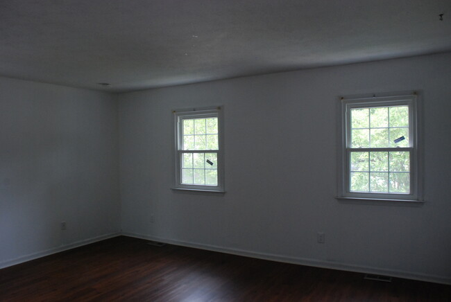 Building Photo - 3 Bedroom, 2.5 bath house in Newport News-...