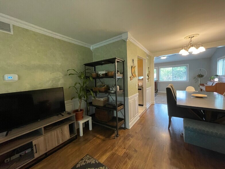 Building Photo - 2863 Foster Ave