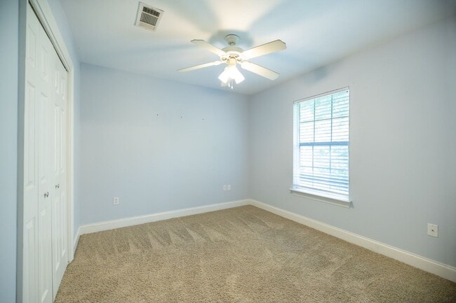 Building Photo - 4 bedroom Townhome Near LSU in a Gated Community