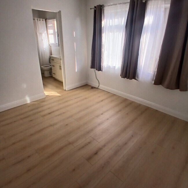 Building Photo - 434 S Del Mar Ave