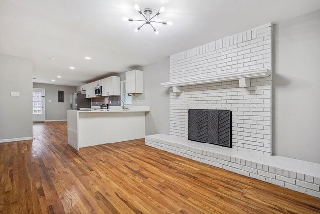 Building Photo - 3698 Sharon Dr