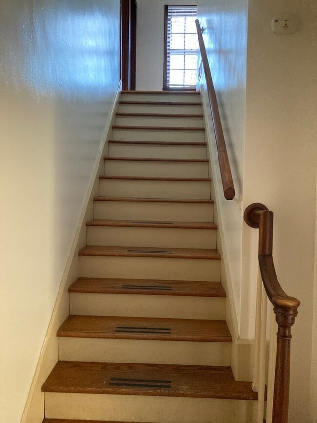 Building Photo - Move in bonus! Charming two story 2 bedroom home