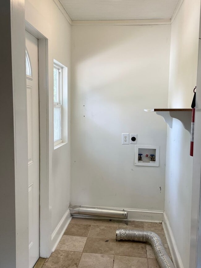 Building Photo - Adorable 2 Bedroom & 1 Full Bath Bungalow ...