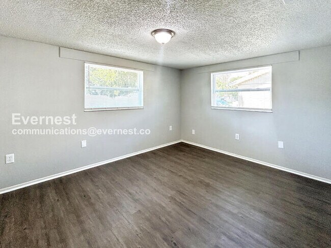 Building Photo - 2 Bed/1 Bath Home with Garage / Pet-Friendly / Coming Soon!