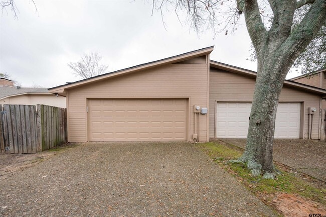 Building Photo - 5819 Hollytree Dr