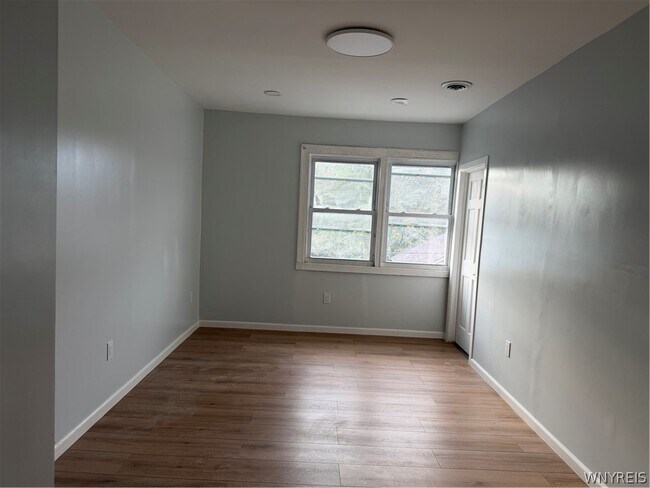 Building Photo - 165 Playter St