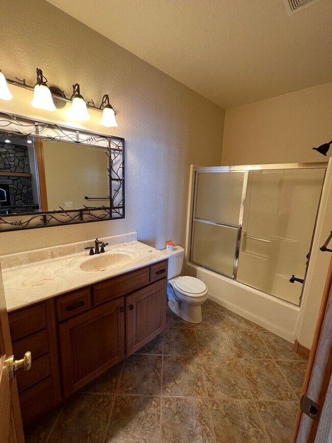 Building Photo - Beautiful Five-Bedroom, Three-Bathroom Home for Rent