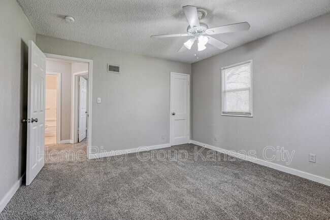 Building Photo - 831 Stewart Ave