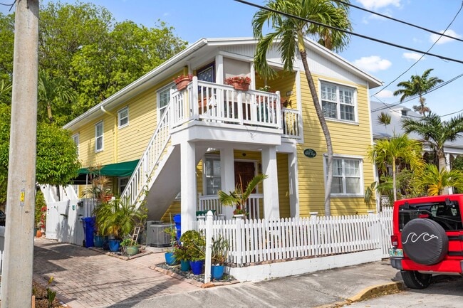 Building Photo - Beautifully Furnished 2-bedroom, 1-bathroom apartment 1 year lease