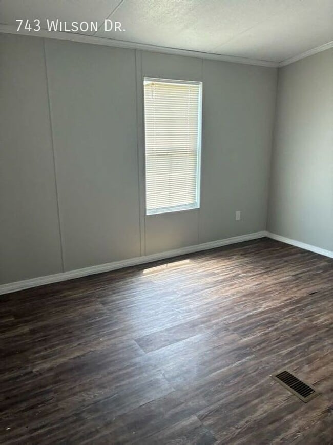 Building Photo - 743 Wilson Dr