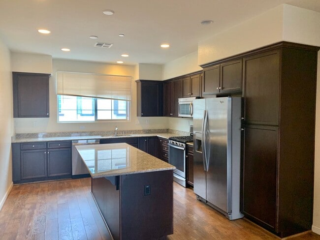 Building Photo - 3 Bed/3 Bath Newer Townhome in Desirable Ardenwood Neighborhood
