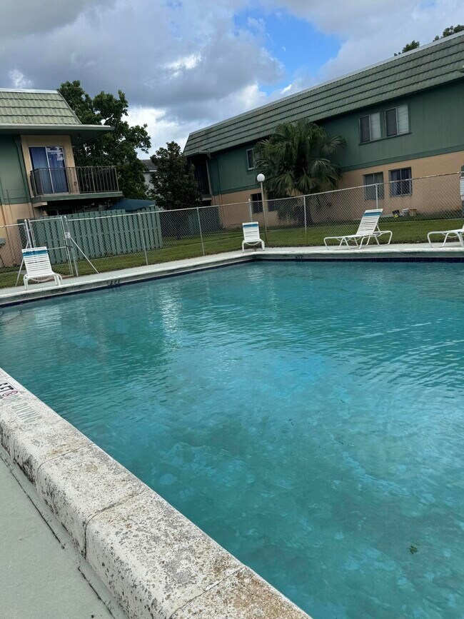 Building Photo - 1850 Fairview Villas Dr