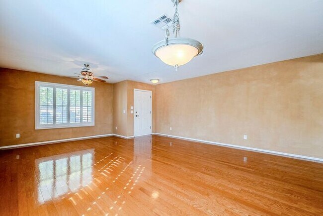 Building Photo - Pending/ Rented - Bright & Spacious 3-Bed ...