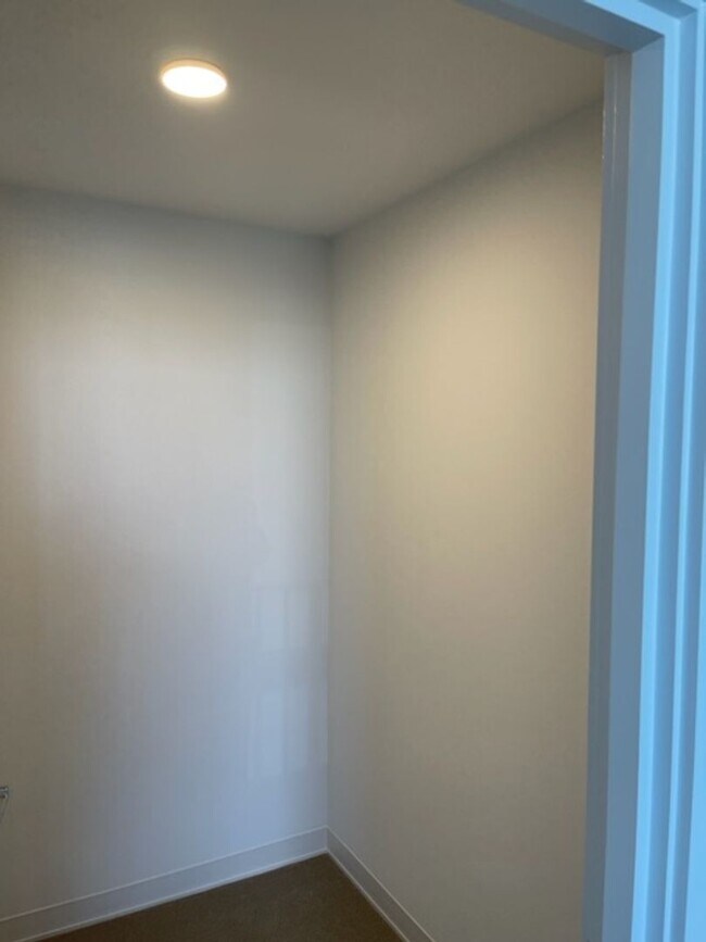 Building Photo - Aalii High Floor 1 bedrrom, 1 bath, 1 parking