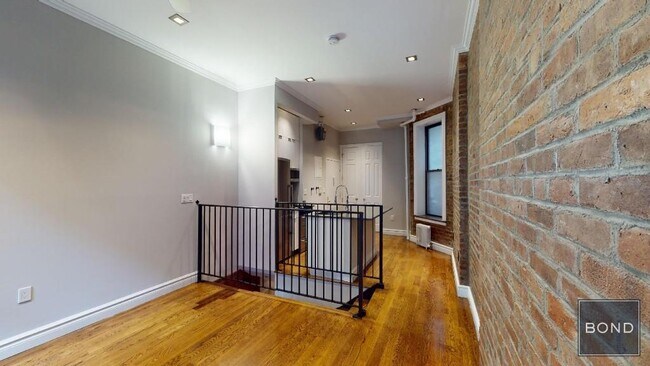Building Photo - 246 Mott St