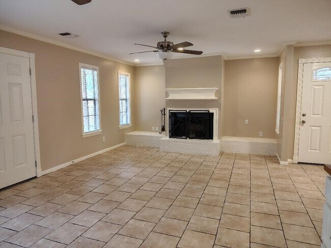 Building Photo - 2823 Whitman Dr