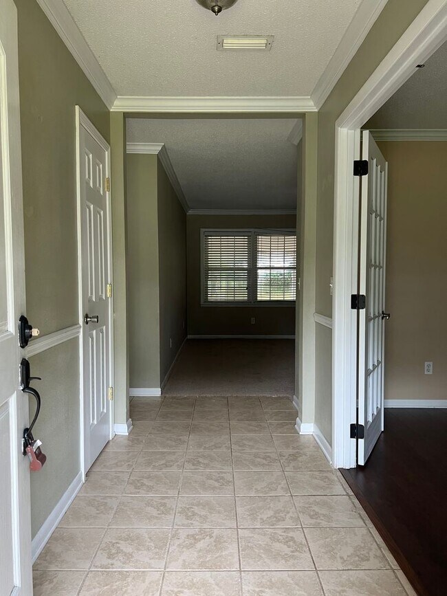 Building Photo - 3 br, 2 bath House - 201 Colonial Dr