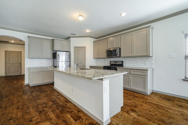 Building Photo - * MOVE IN SUMMER 7/17/2027 * 6 Bed 4 Bath  Family Home Your Own Private Backyard