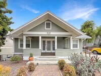 Building Photo - Charming 2BD/1BA Condo in University Heigh...