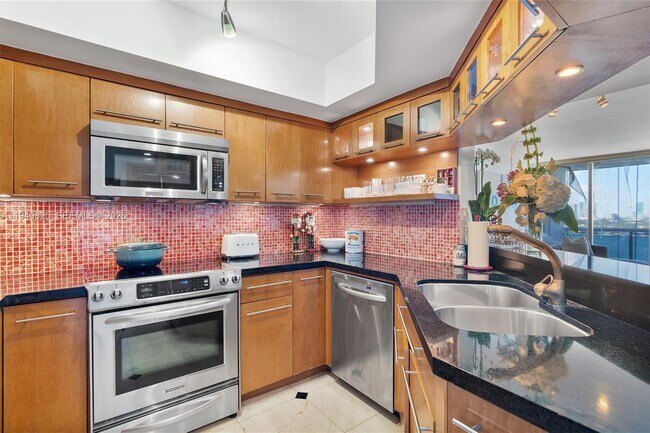 Building Photo - 1800 Sunset Harbour Dr