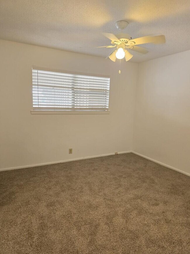 Building Photo - 3220 Tanglewood Ln