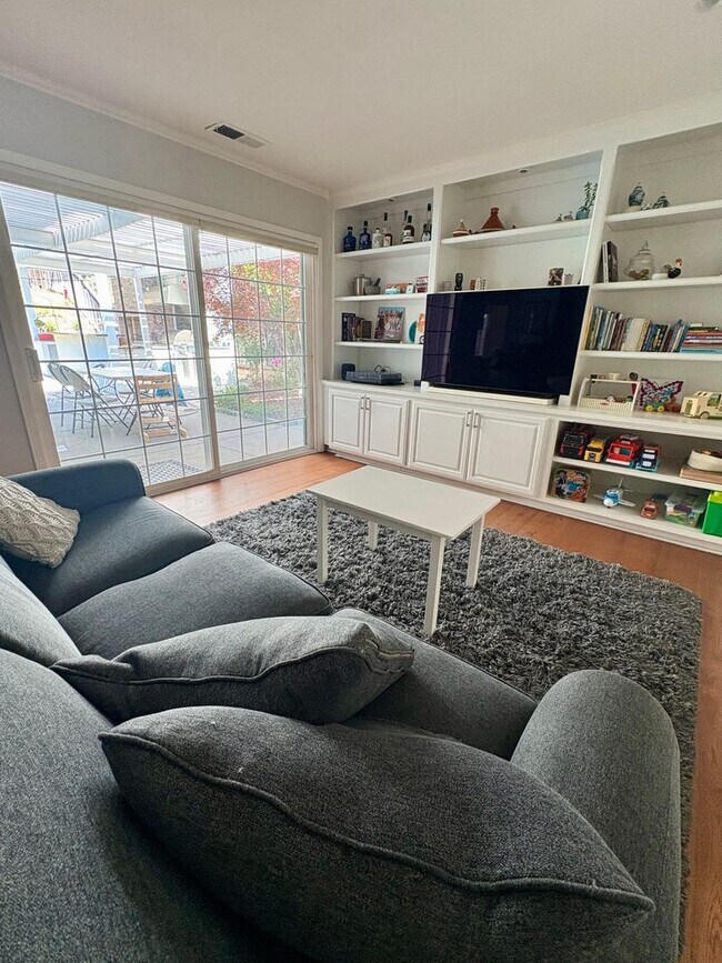 Building Photo - Stunning 4BD + Office Home with Pool in Li...