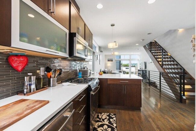 Building Photo - 3Bd/3Ba Seattle Townhome