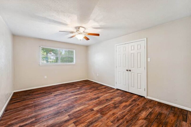 Building Photo - Bright, spacious 3 bedroom 2 bath easy wal...