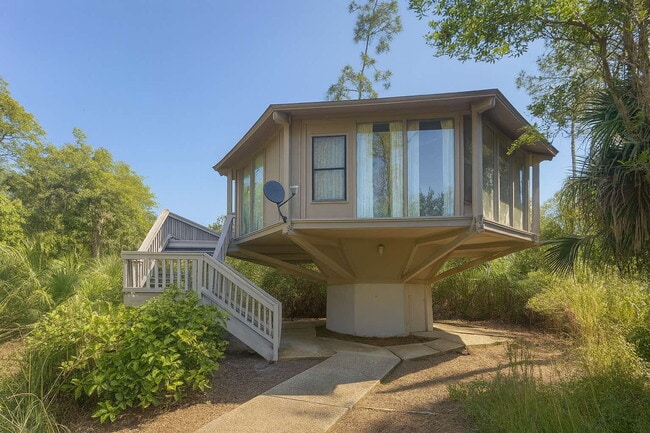 Primary Photo - Charming 2-Bed, 2-Bath Treehouse in Haines City- Cozy 800 Sq. Ft. Haven!