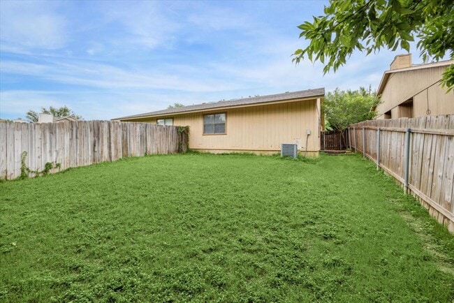 Building Photo - 702 Rollingway Dr