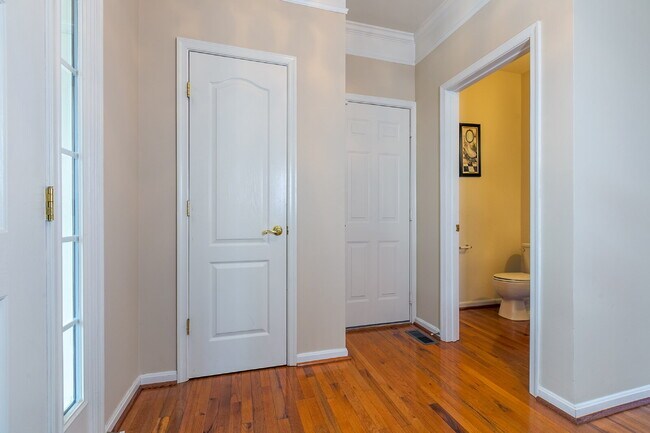 Building Photo - Spacious, Light-Filled Home in the Desirable Broadlands