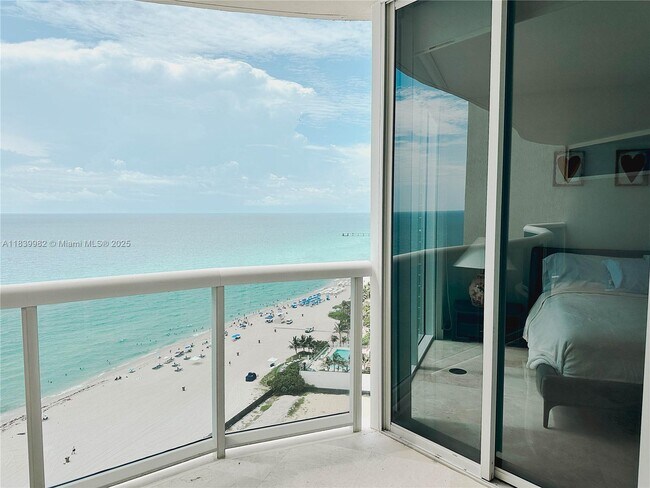 Building Photo - 17555 Collins Ave