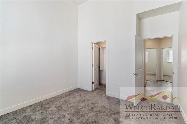 Building Photo - Beautiful 3 Bed 2.5 Bath Townhome in West ...