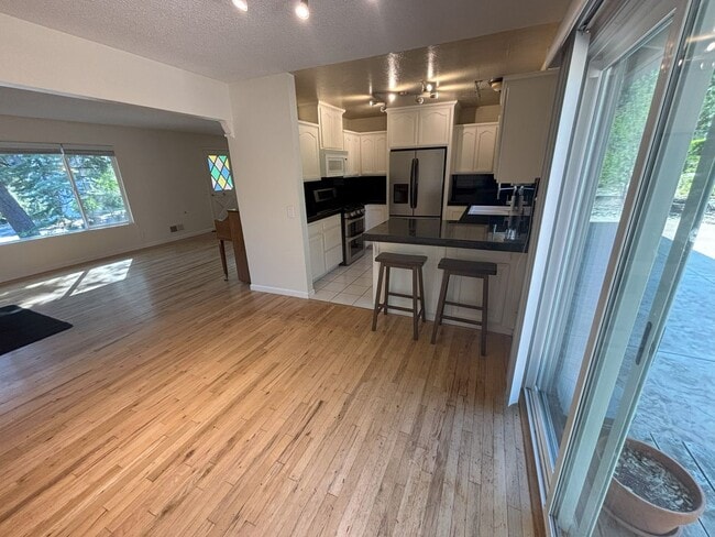 Building Photo - Stunning home in fabulous location!  They ...