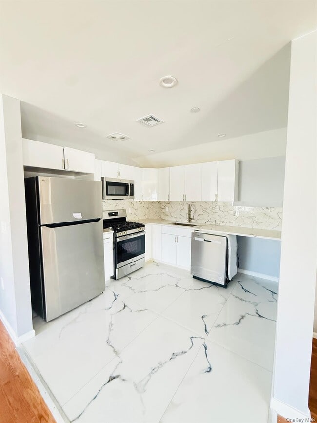 Building Photo - 139-20 Lakewood Ave